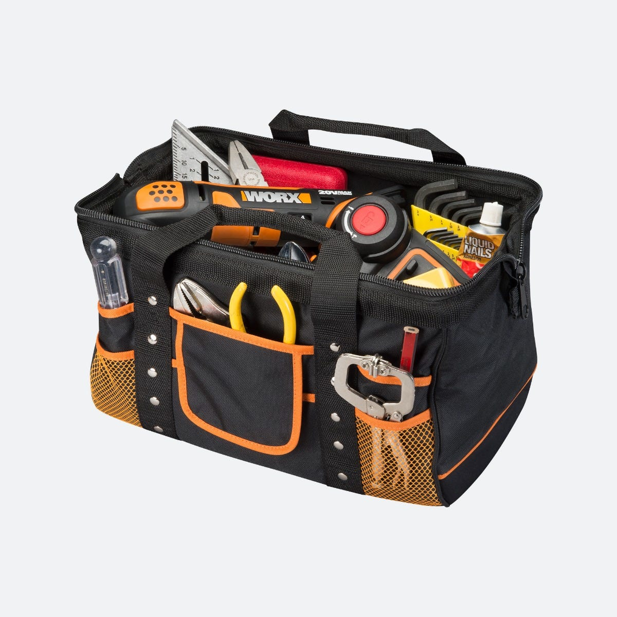 Offene schwarze Werkzeugtasche mit Werkzeug gefüllt. Enthält ein Lineal, eine Zange, ein Maßband und einen Bohrer.