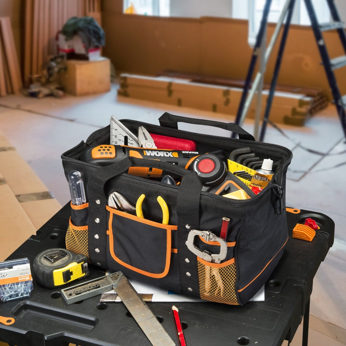 Werkzeugtasche gefüllt mit Werkzeugen auf einem schwarzen Tisch, Baustellenhintergrund.