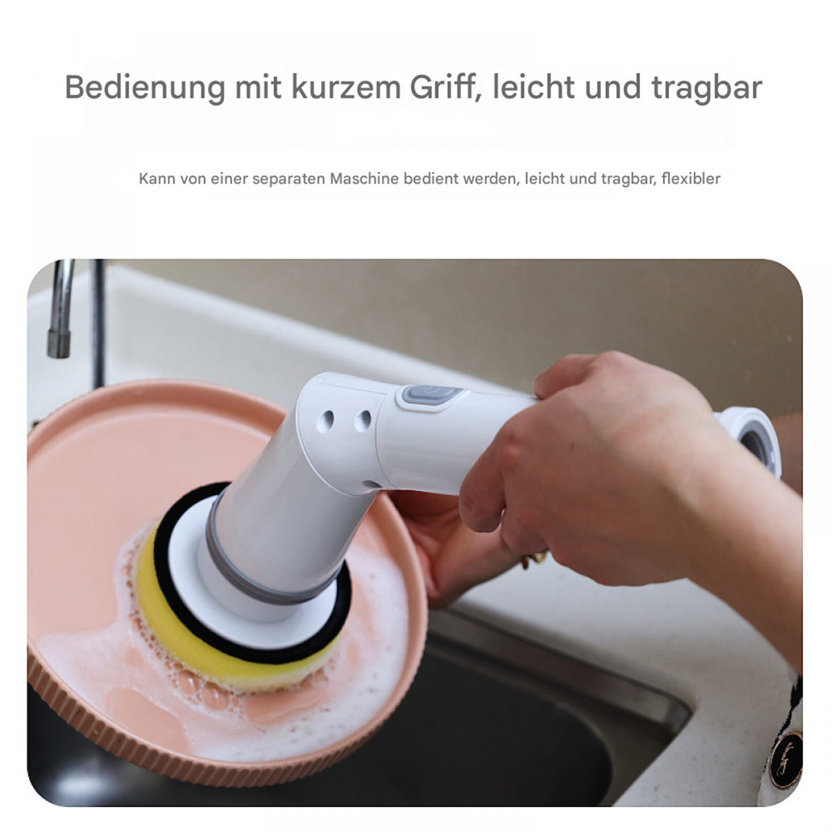 Person benutzt eine Reinigungsbürste auf einem rosa Geschirr in einem Küchenbecken.