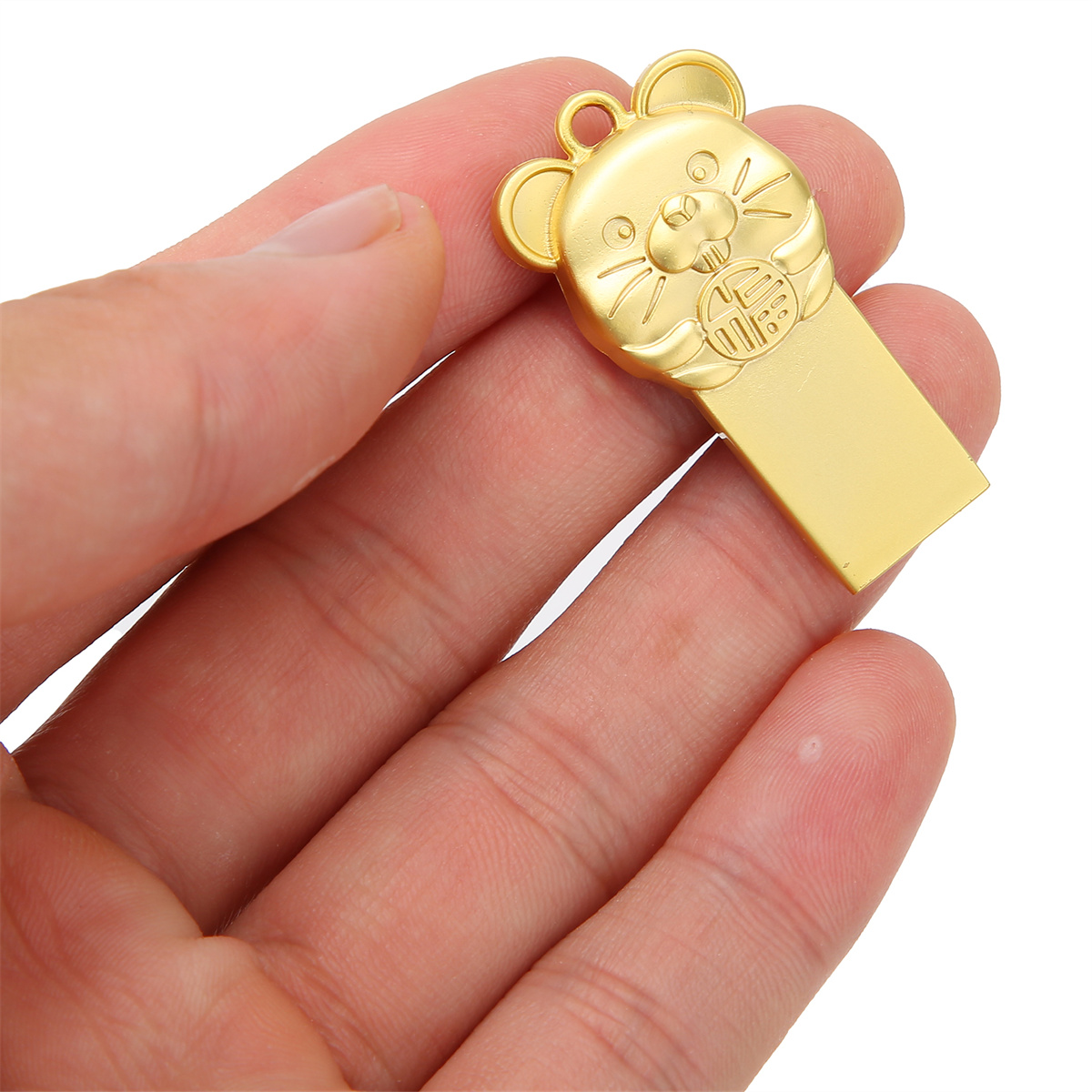 Goldener USB-Stick in Form einer Maus mit chinesischem Schriftzeichen, gehalten in einer Hand.