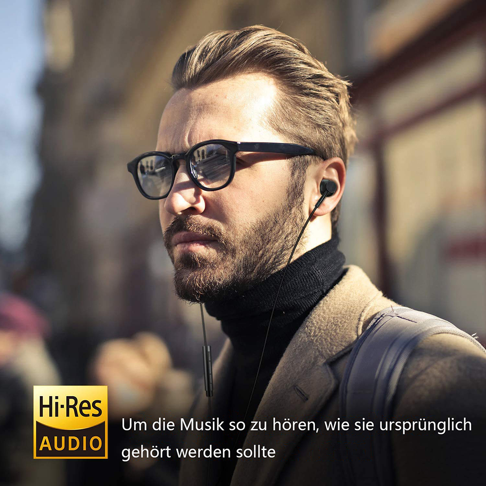 Ein Mann mit Brille und Kopfhörern mit Text "Hi-Res AUDIO" und deutschem Text darunter.