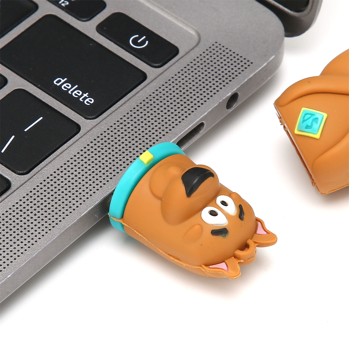 Ein Scooby Doo USB-Laufwerk, das an einen Laptop angeschlossen ist.