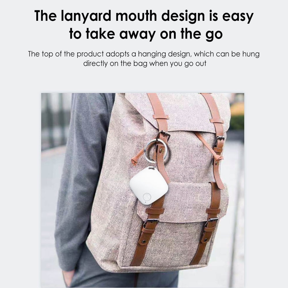 Ein weißer Tracker, der an einem Rucksack mit braunem Lederriemen hängt.