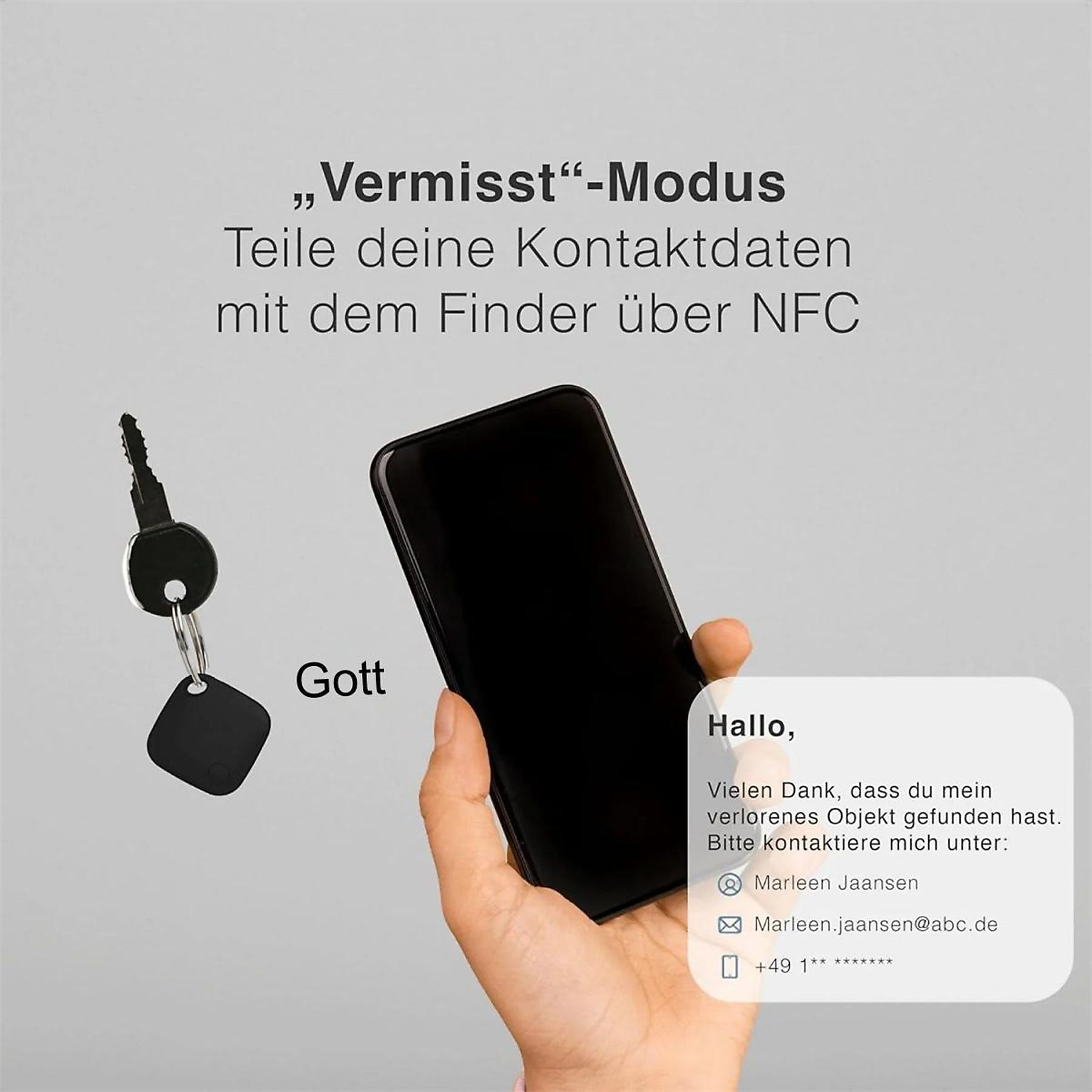 Eine Hand, die ein Telefon mit einer Nachricht über einen verlorenen Gegenstand hält. Ein Schlüssel und ein Schlüsselfinder.