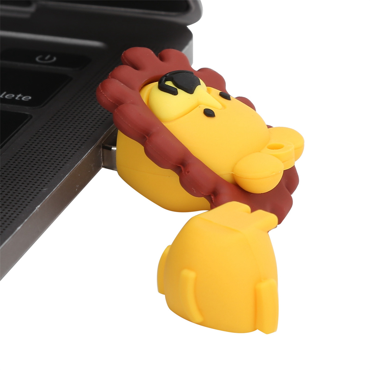 USB-Stick in Form eines Cartoon-Löwen. Gelb mit brauner Mähne, ein Teil ist eingesetzt.