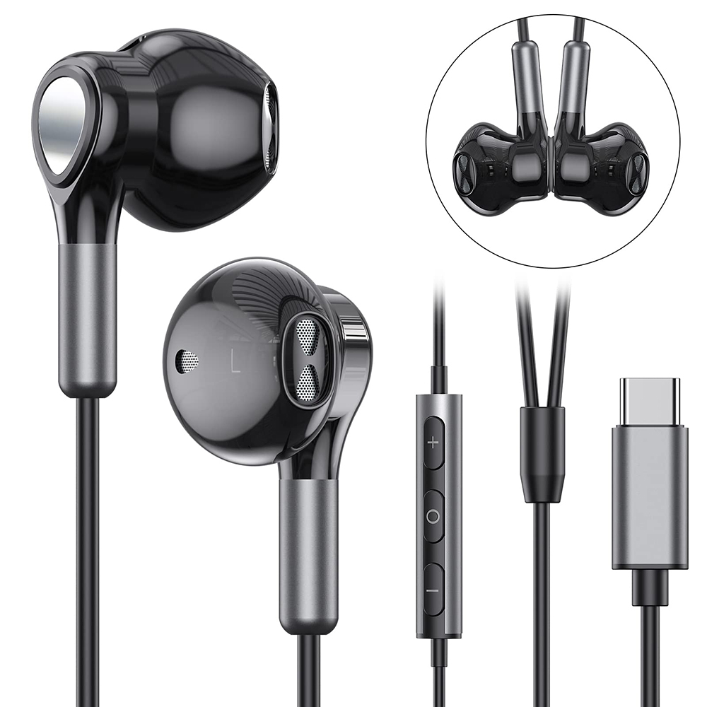 Schwarze und silberne Ohrhörer mit Steuerung und USB-C-Anschluss. Weißer Hintergrund.