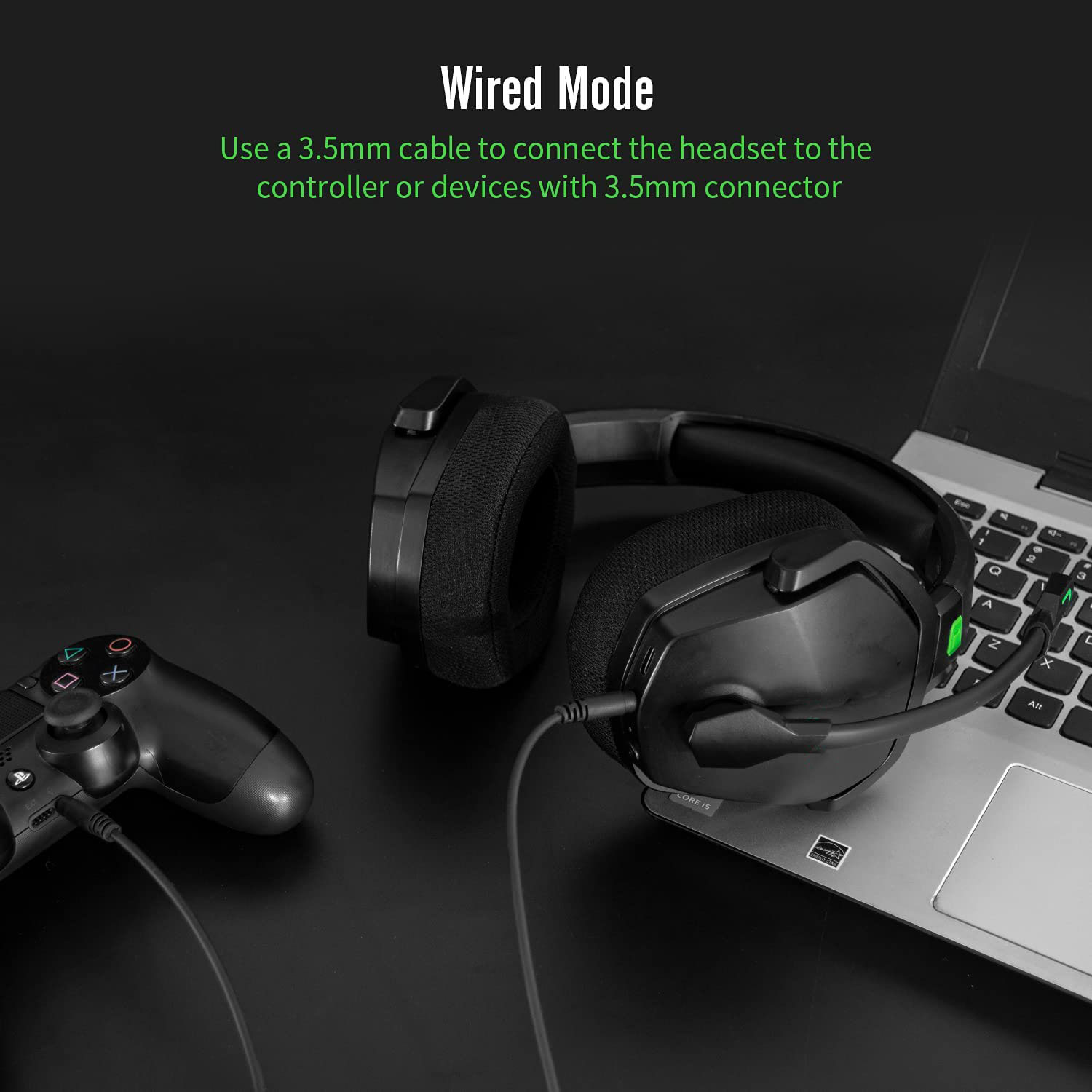 Schwarzes Headset, an Laptop und Gamecontroller angeschlossen.
