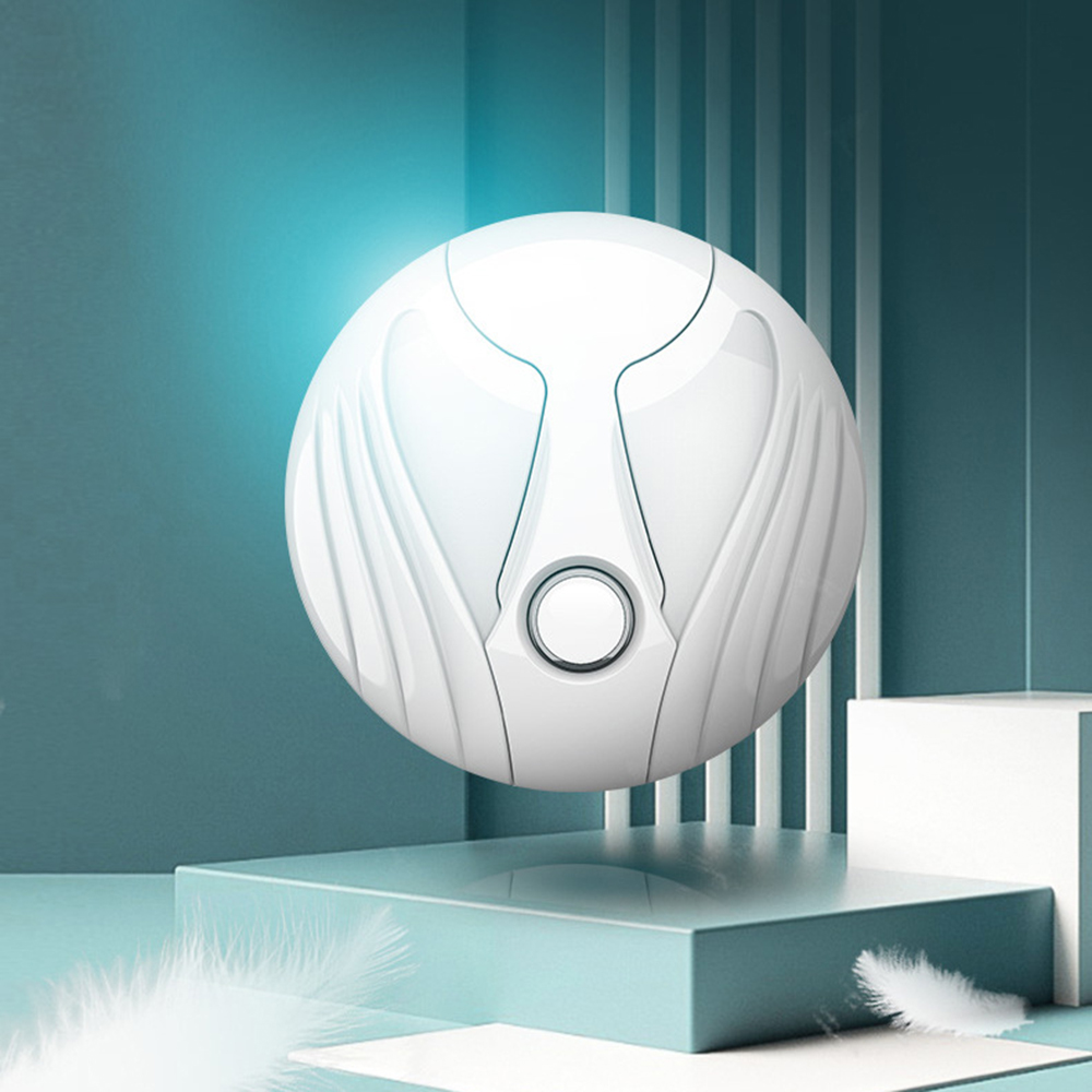 Weiße, kugelförmige Lampe mit Knopf, auf tealfarbener Oberfläche mit weißem Ständer.