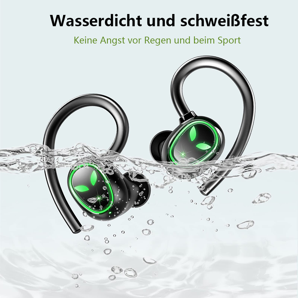 Schwarze Ohrhörer unter Wasser. Grüne Leuchtlichter. Wassertropfen herum. Heller Hintergrund.
