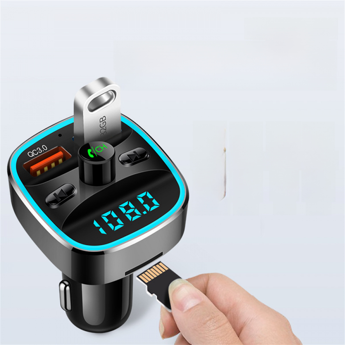 Schwarzes und blaues Autoladegerät mit USB- und SD-Kartenanschluss. Hand steckt Karte ein.