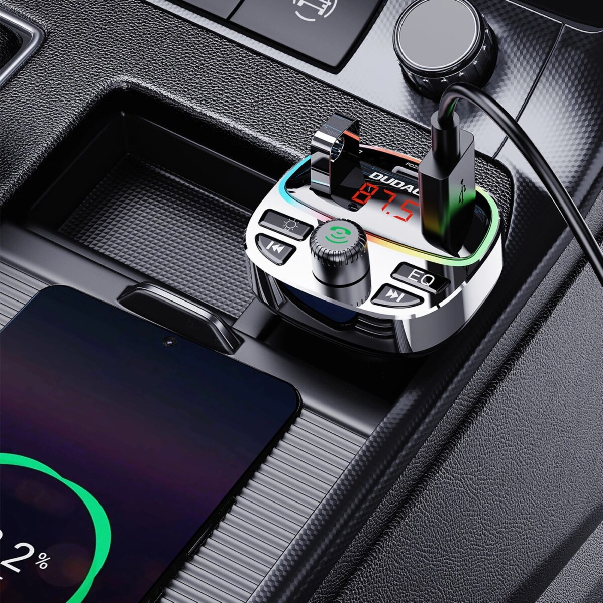 Autointerieur mit Ladegerät, Telefon und Armaturenbrett. Das Ladegerät zeigt 87,5 an und hat Lichter.