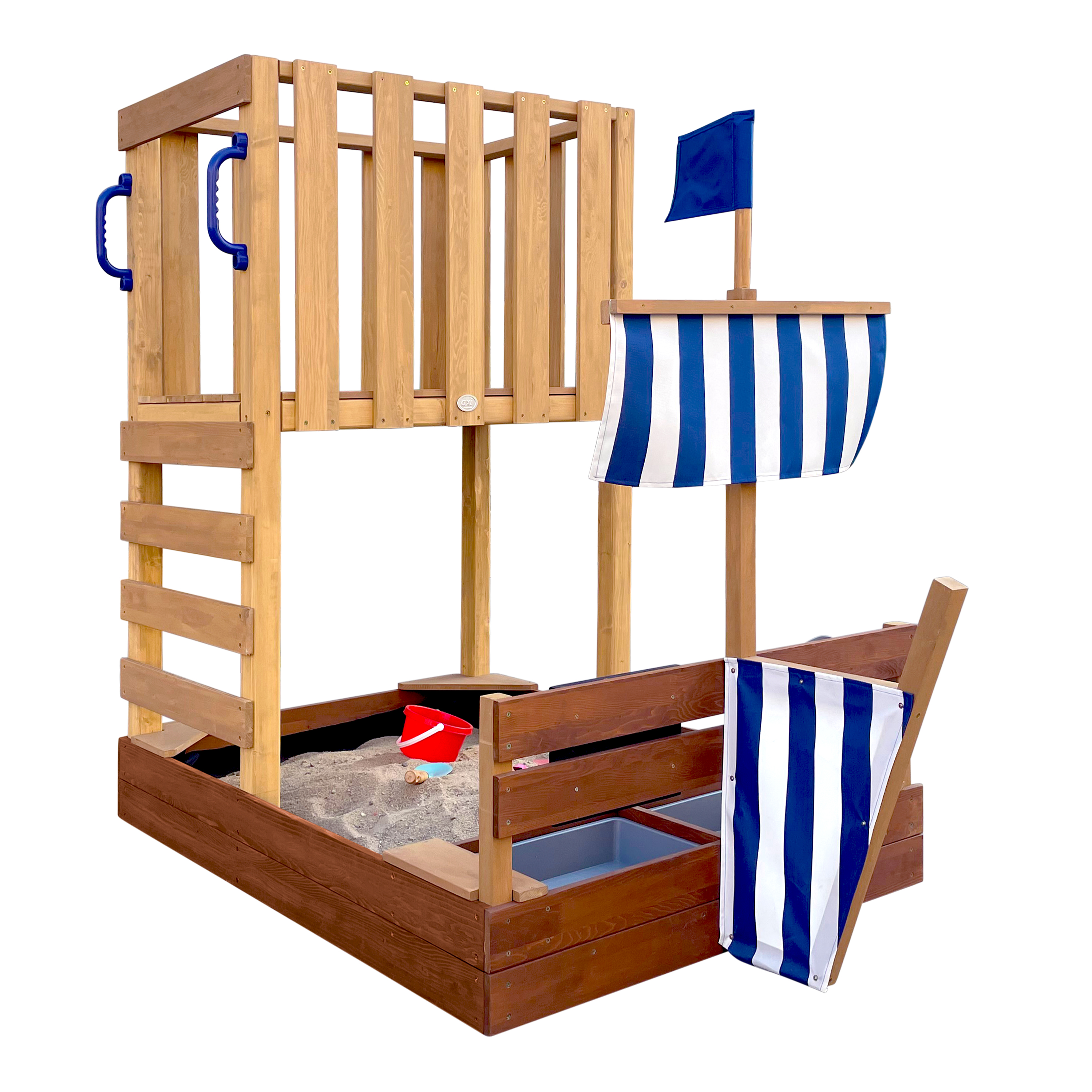 Holzspielplatz mit Sandkasten, Leiter, Flagge und blauen Griffen. Weißer Hintergrund.