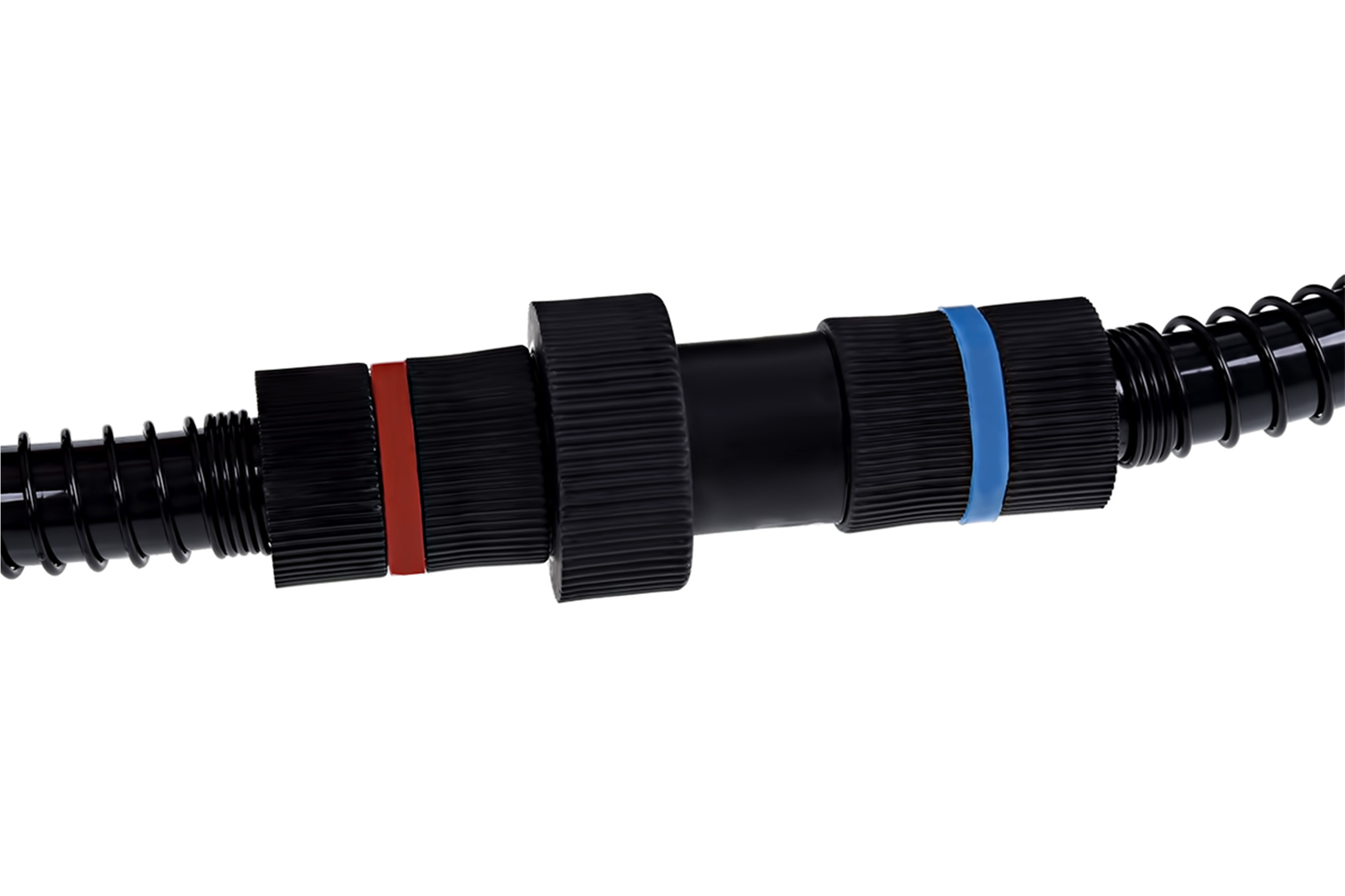 Schwarze Schlauchverbinder mit roten und blauen Bändern, auf weißem Grund.