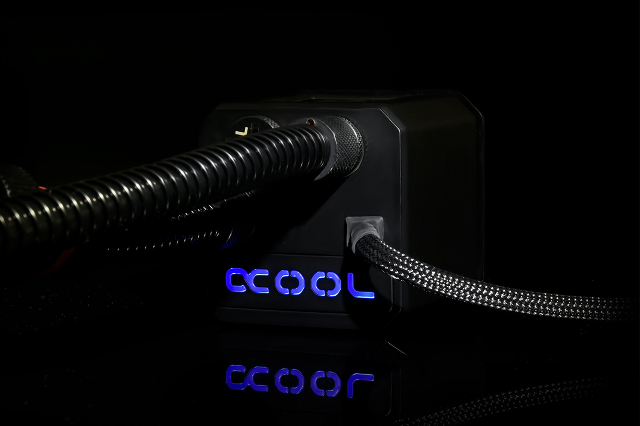 Schwarzes PC-Wasserkühlsystem mit blauen LED-Leuchten.