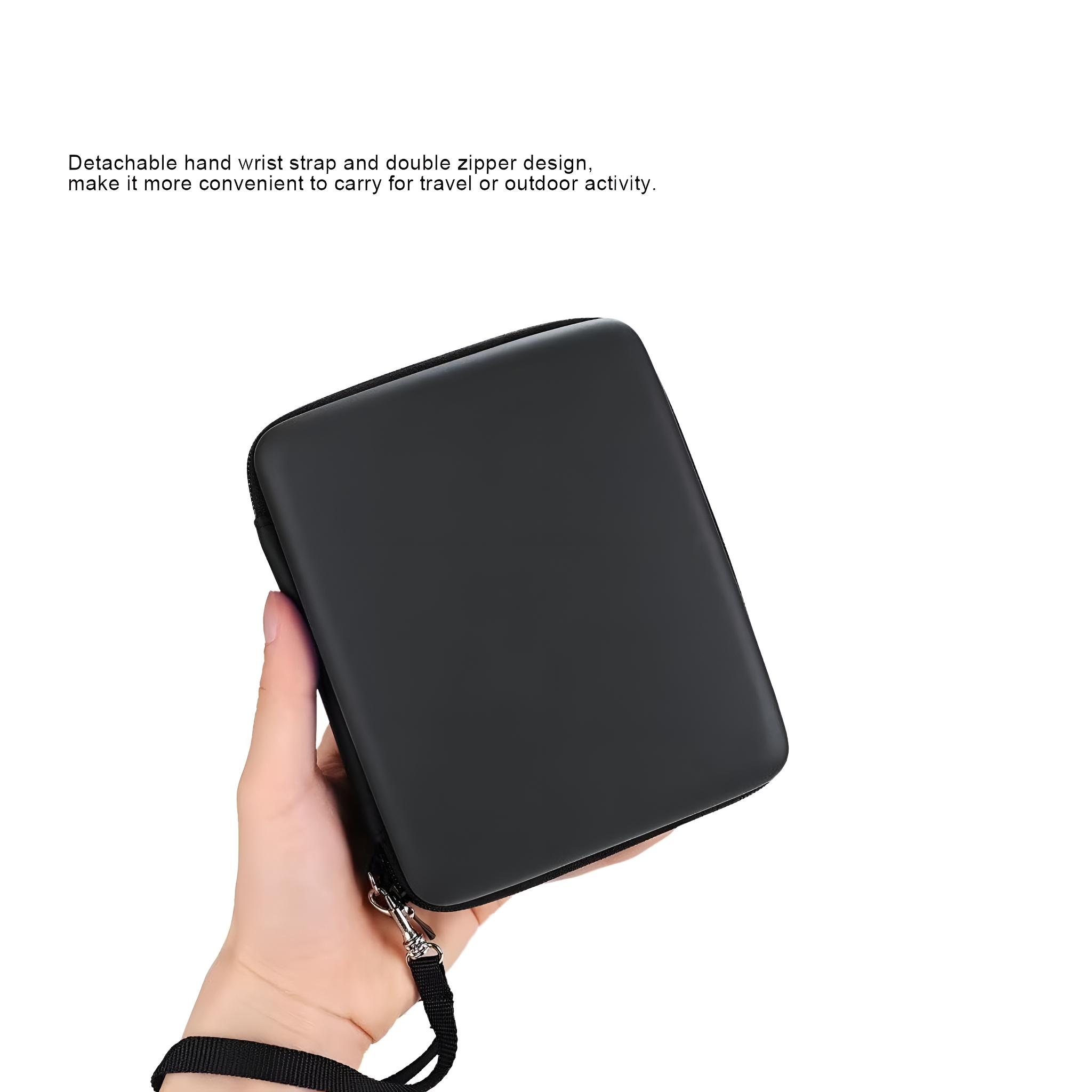 Eine schwarze Reisetasche wird mit einem Handgelenkriemen in der Hand gehalten.