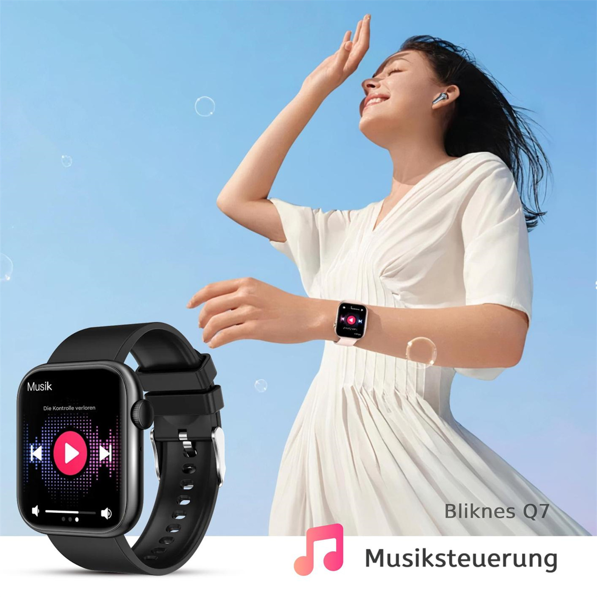 Eine Frau trägt eine Smartwatch und Ohrhörer und hört im Freien Musik.