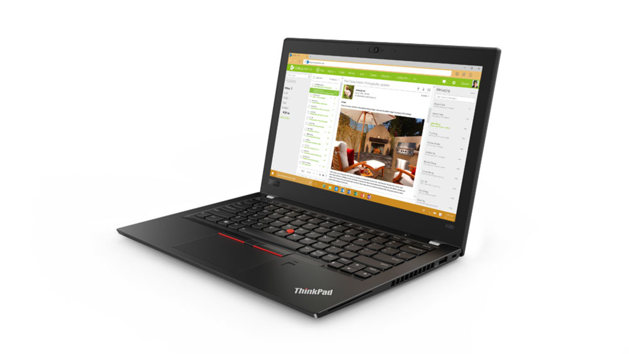 Schwarzer Laptop, offen, auf weißem Hintergrund. Der Bildschirm zeigt eine Website mit Bildern und Text.