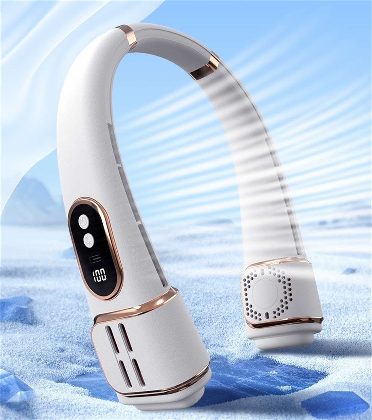 Weißer und goldener Nackenfächer mit digitaler Anzeige. Der Ventilator befindet sich auf einem hellblauen Hintergrund mit Unschärfeeffekt.