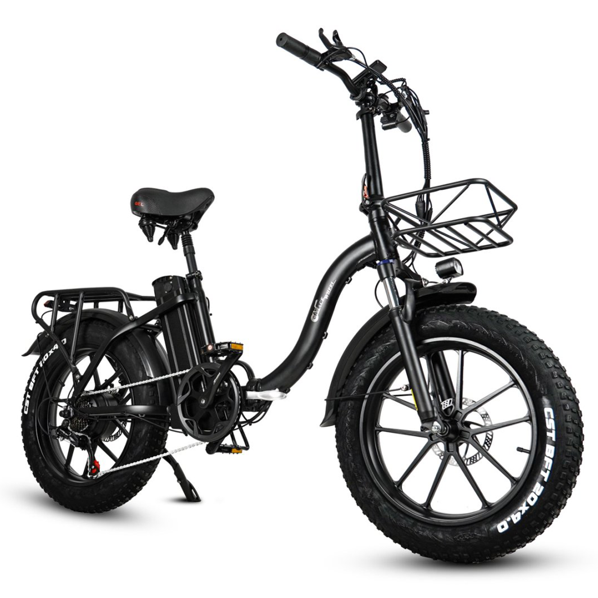 Czarny rower elektryczny z grubymi oponami, koszem i bagażnikiem, na białym tle.