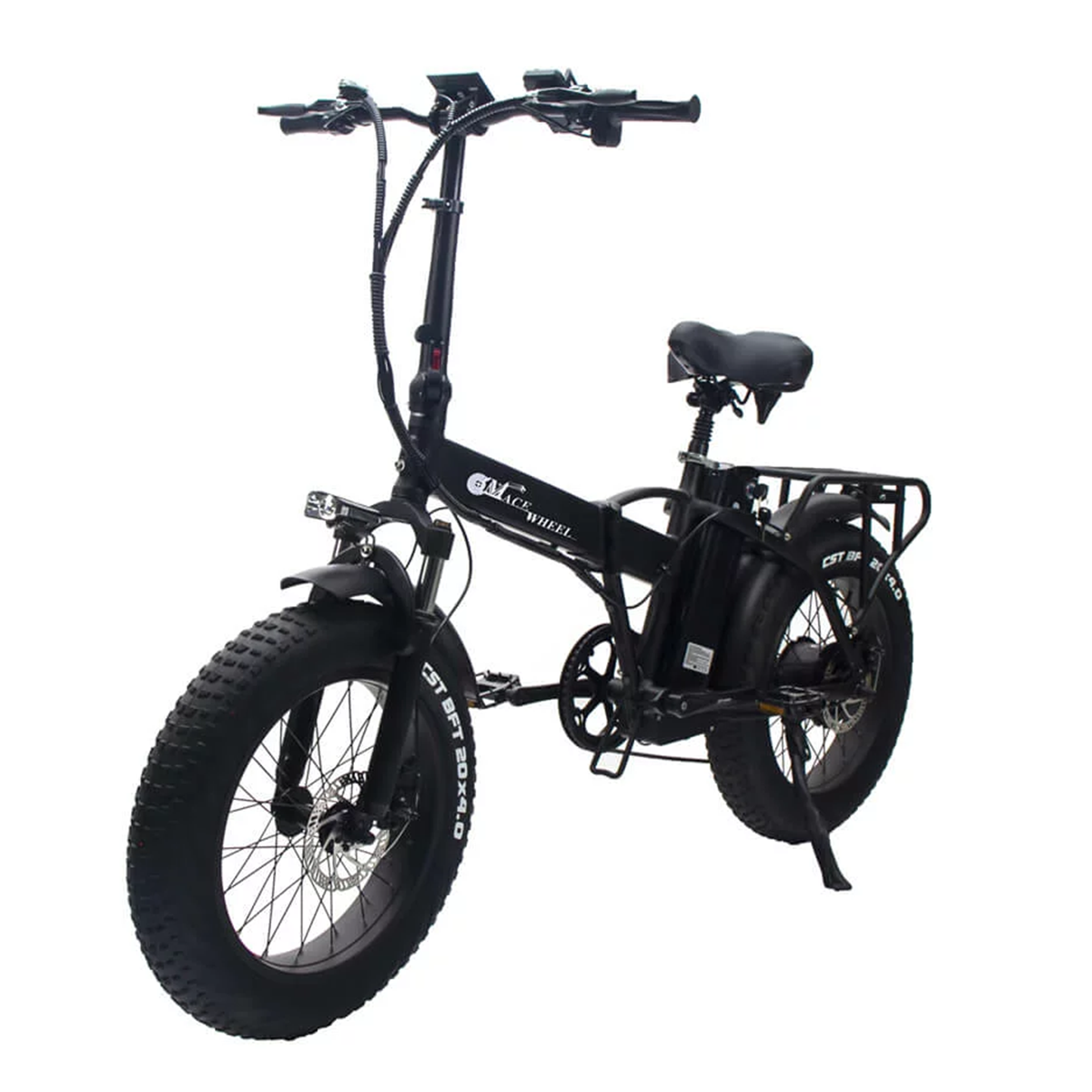 Czarny elektryczny rower fat bike, z grubymi oponami i bagażnikiem, na białym tle.