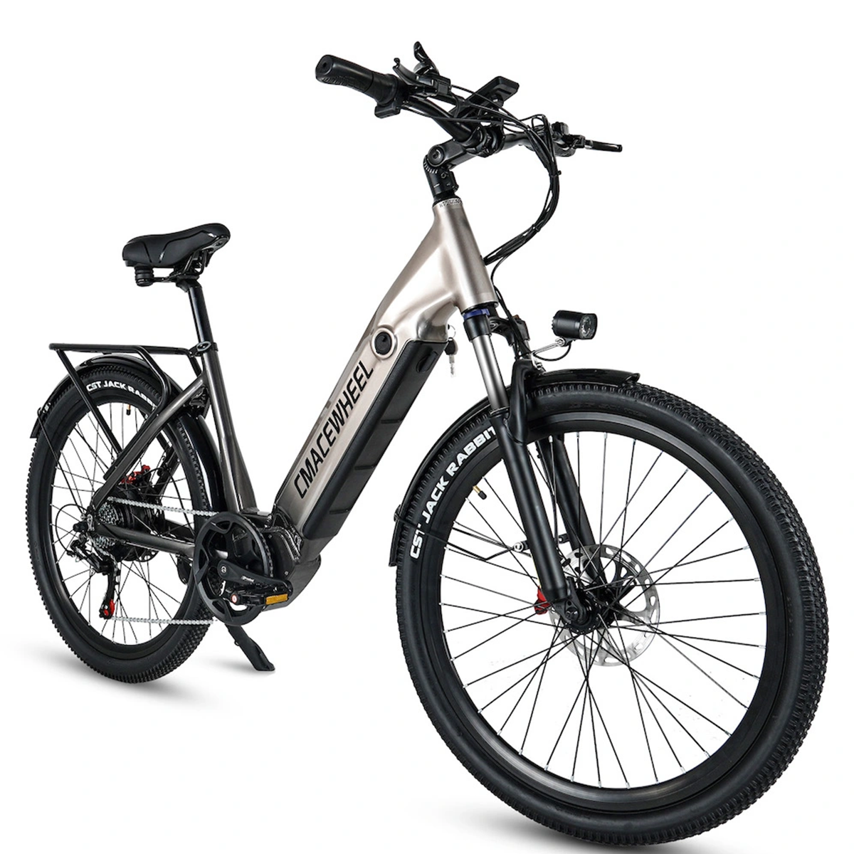 Srebrny rower elektryczny z czarnymi oponami i komponentami na białym tle.