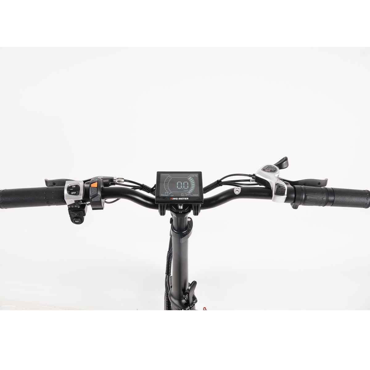 Kierownica roweru elektrycznego. Zawiera wyświetlacz pokazujący prędkość i przyciski sterowania.