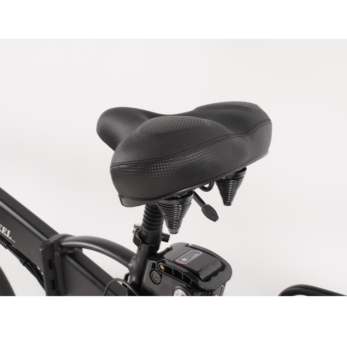 Czarne siodełko rowerowe na czarnym rowerze. Siodło ma wyściełany wierzch ze sprężynami i wyświetlacz elektroniczny poniżej.