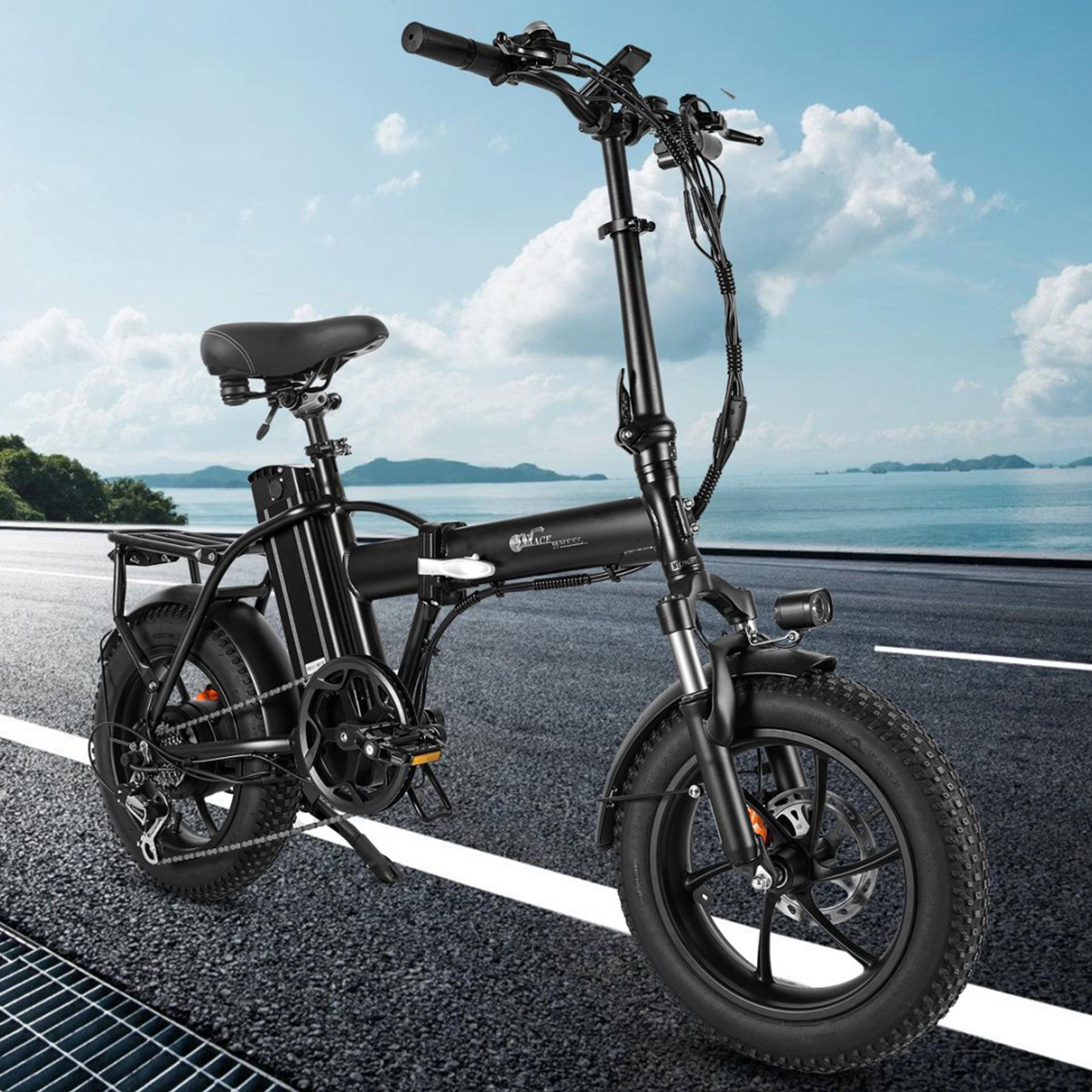 Czarny składany rower elektryczny na drodze z błękitnym niebem.