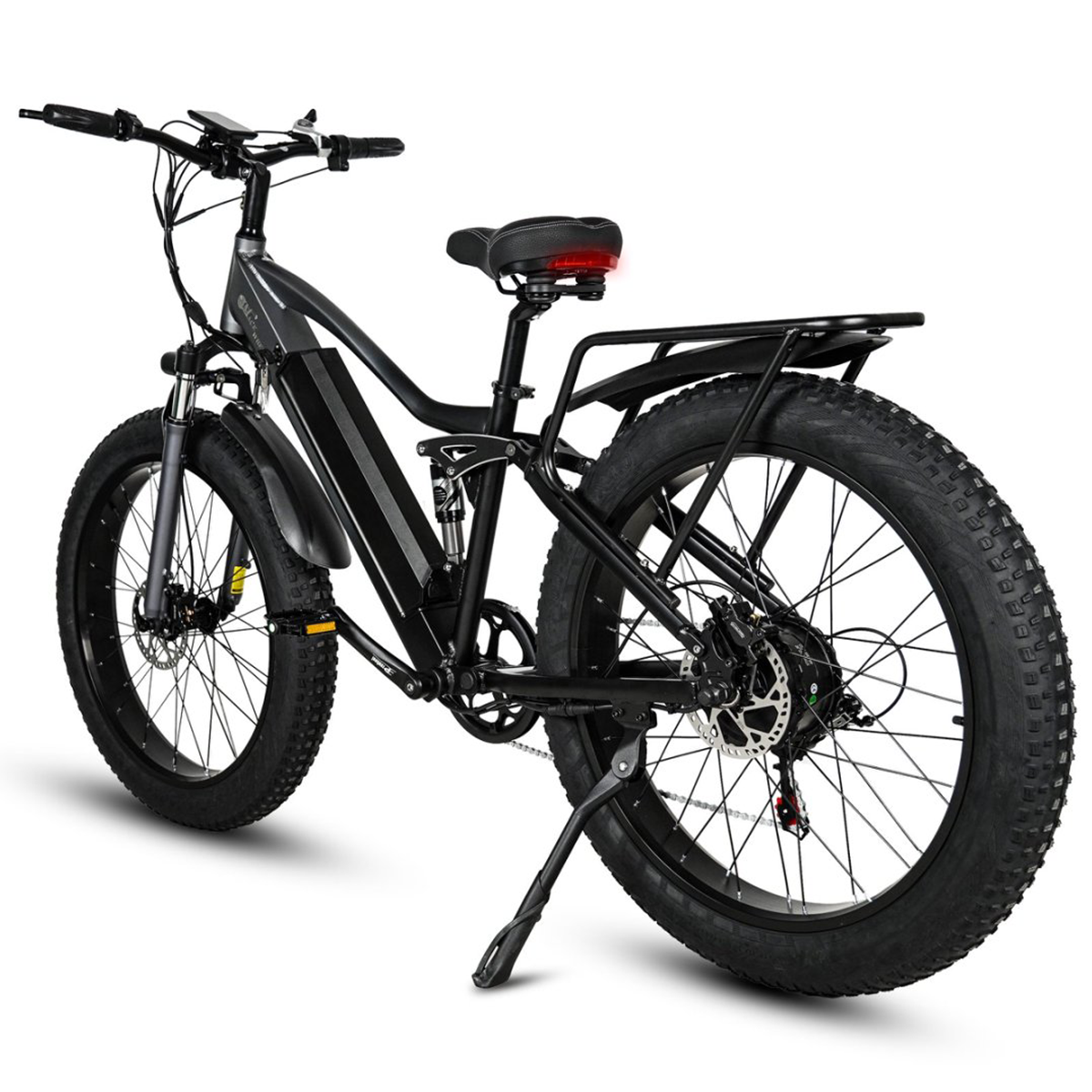 Czarny elektryczny rower fat bike na białym tle, z bagażnikiem i grubymi oponami.