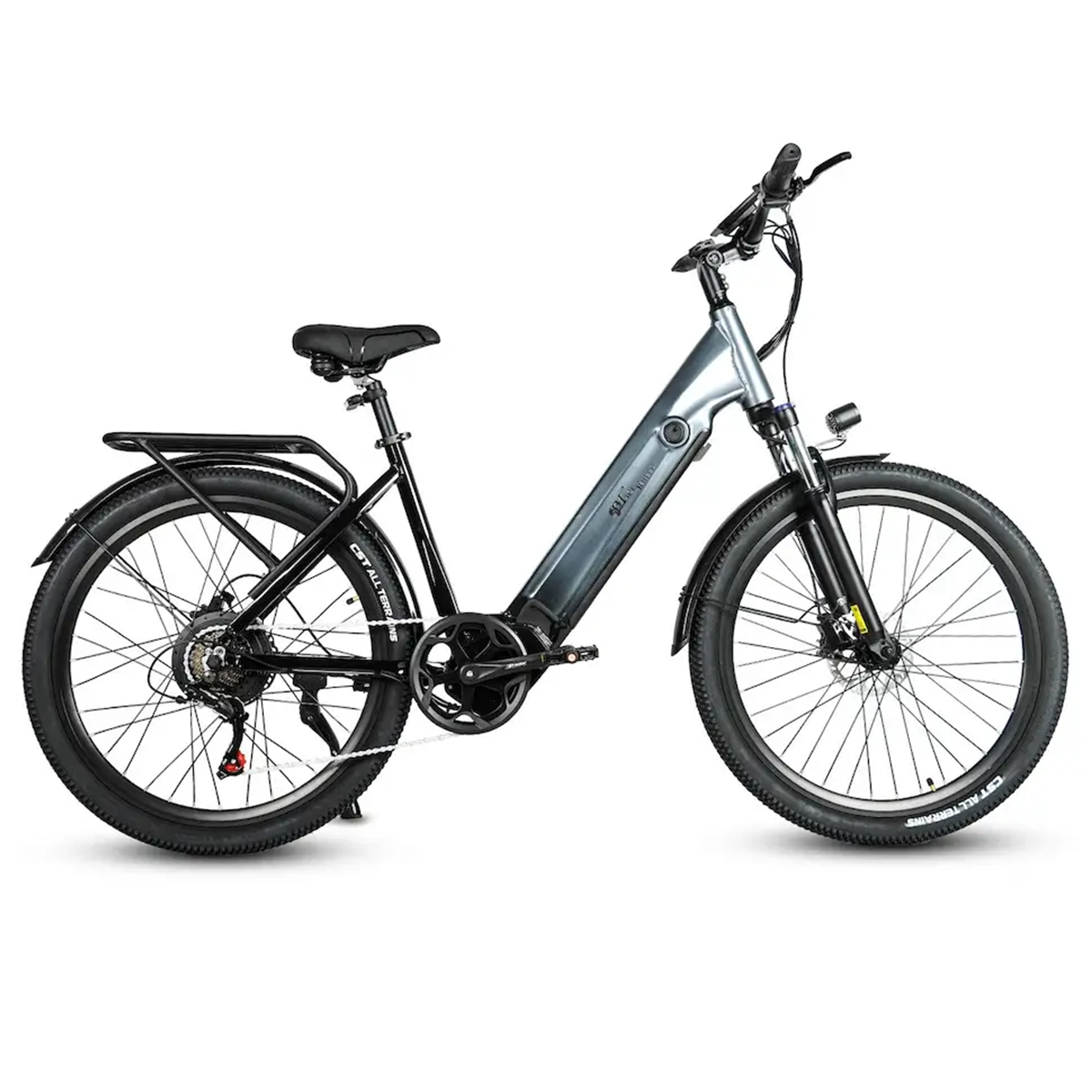 Rower elektryczny na białym tle. Ma czarne opony, szarą ramę i czarny bagażnik.