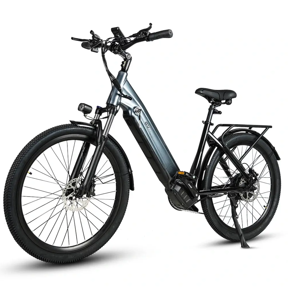 Szary rower elektryczny na białym tle. Rower ma duże opony, bagażnik i przednie światła.