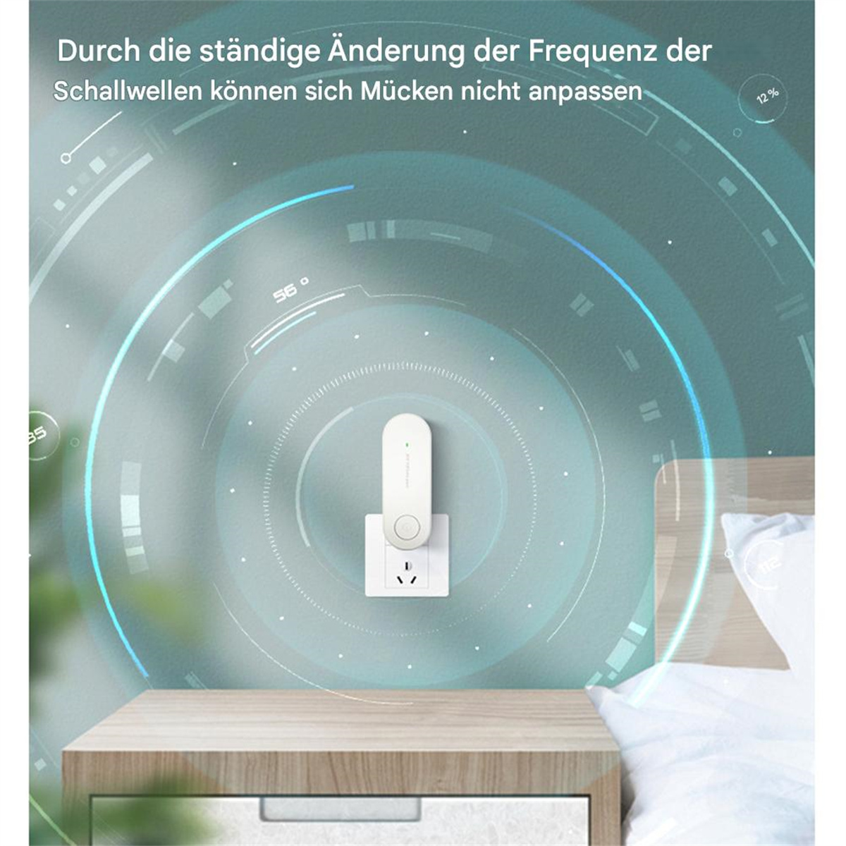 Ein weißes Gerät, das in einer Steckdose auf einem Holztisch steckt.