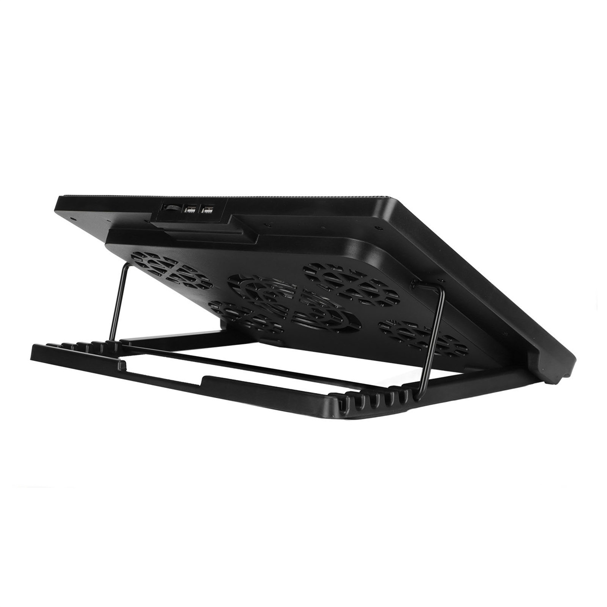 Schwarzer Laptop-Kühlständer, abgewinkelt, mit Lüftern und USB-Anschlüssen. Weißer Hintergrund.