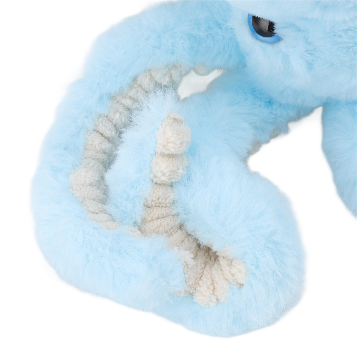 Ein blaues Plüschtier mit flauschigem Fell, das einen Teil seines Körpers und seiner Gliedmaßen zeigt.
