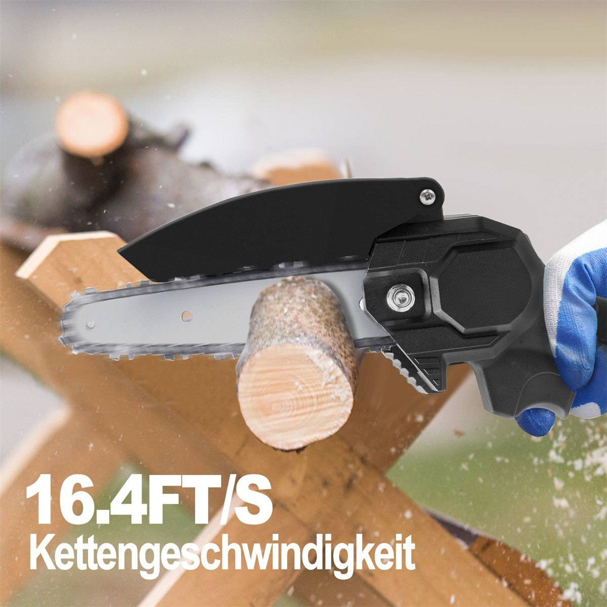 Eine schwarze Mini-Kettensäge schneidet einen kleinen Holzstamm. Das Werkzeug zeigt 
