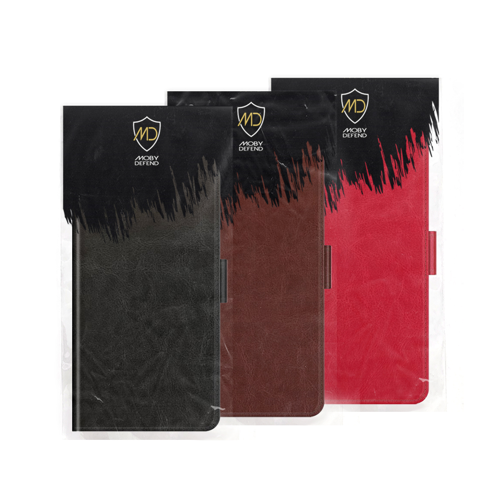 Drie gesloten telefoonhoesjes in zwart, bruin en rood, elk in een doorzichtige plastic verpakking.