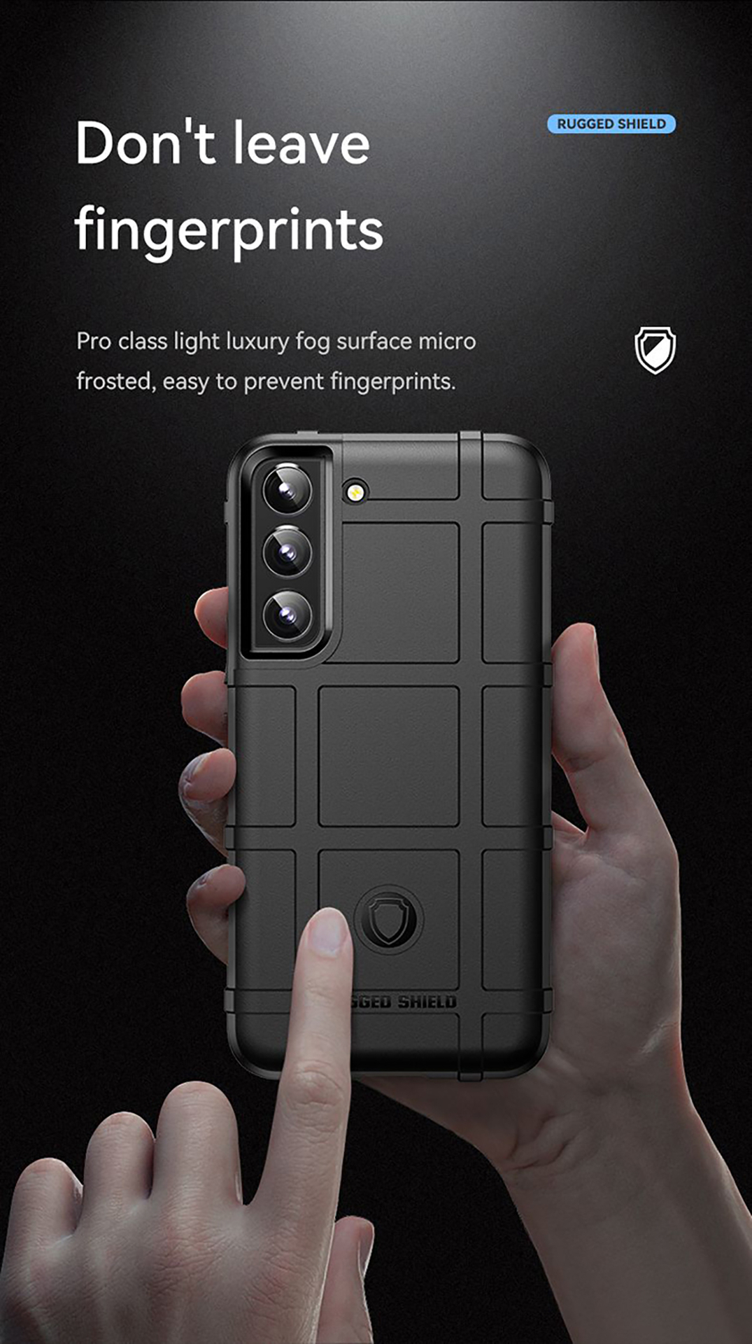 Een zwarte telefoonhoes met een gestructureerd ontwerp, vastgehouden door een hand.