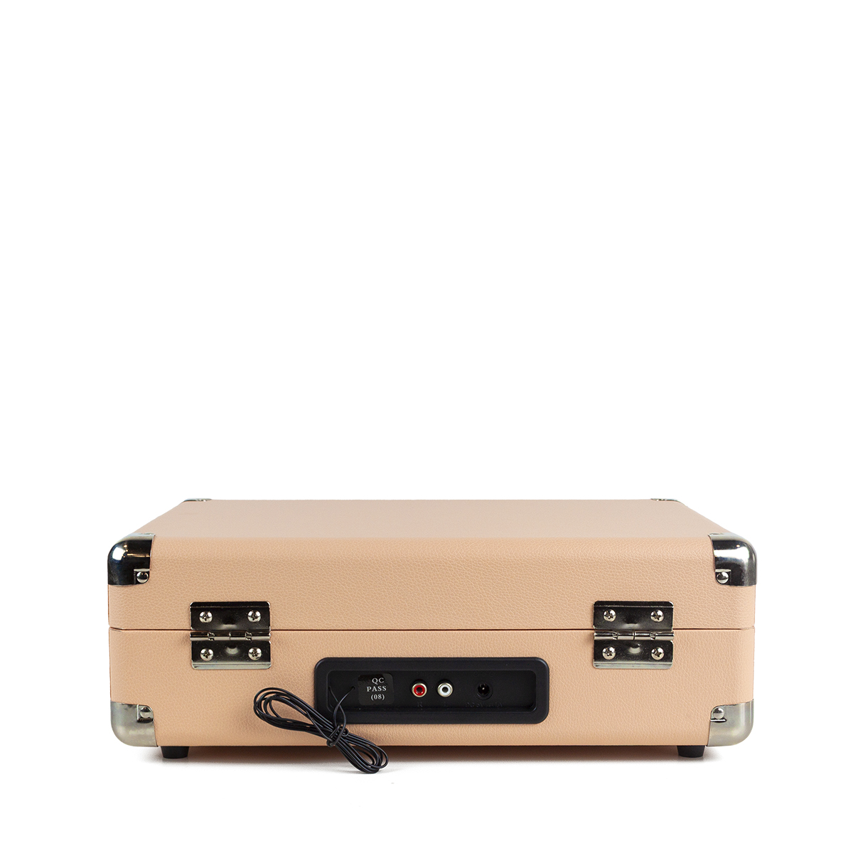 Odtwarzacz płyt winylowych w kolorze beżowym. Srebrne akcenty na rogach i zawiasach. Czarny przewód zasilający wystaje z tyłu.