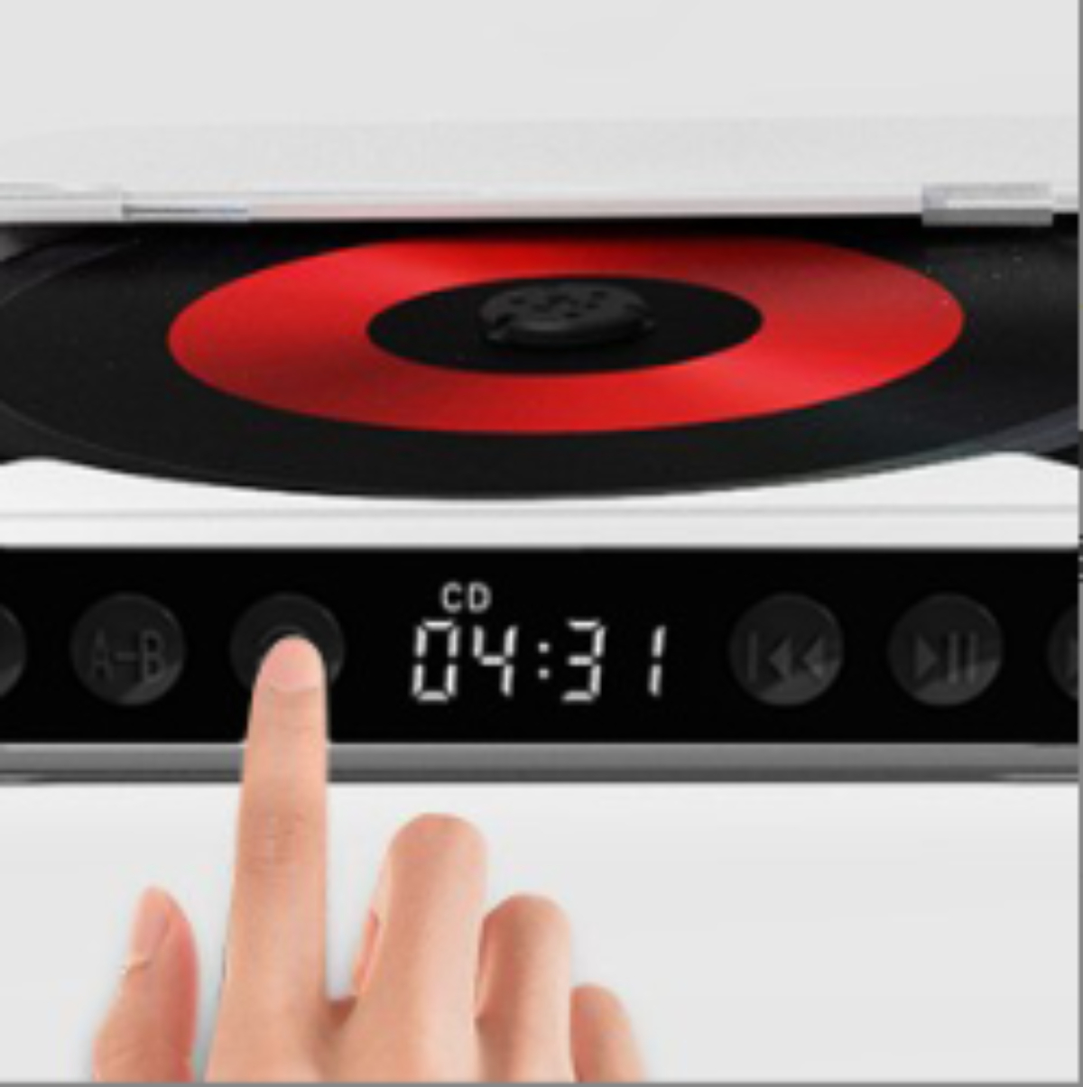 Eine Hand, die eine Taste auf einem CD-Player drückt, mit eingelegter roter CD.
