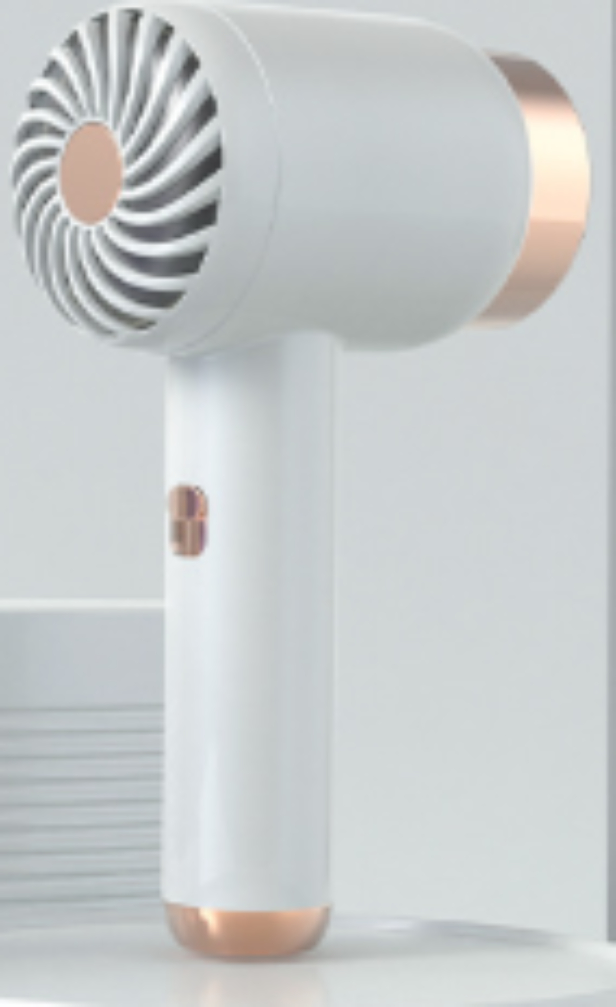 Weißer und goldfarbener Haartrockner. Vorne ein Ventilator, Griff weiß.