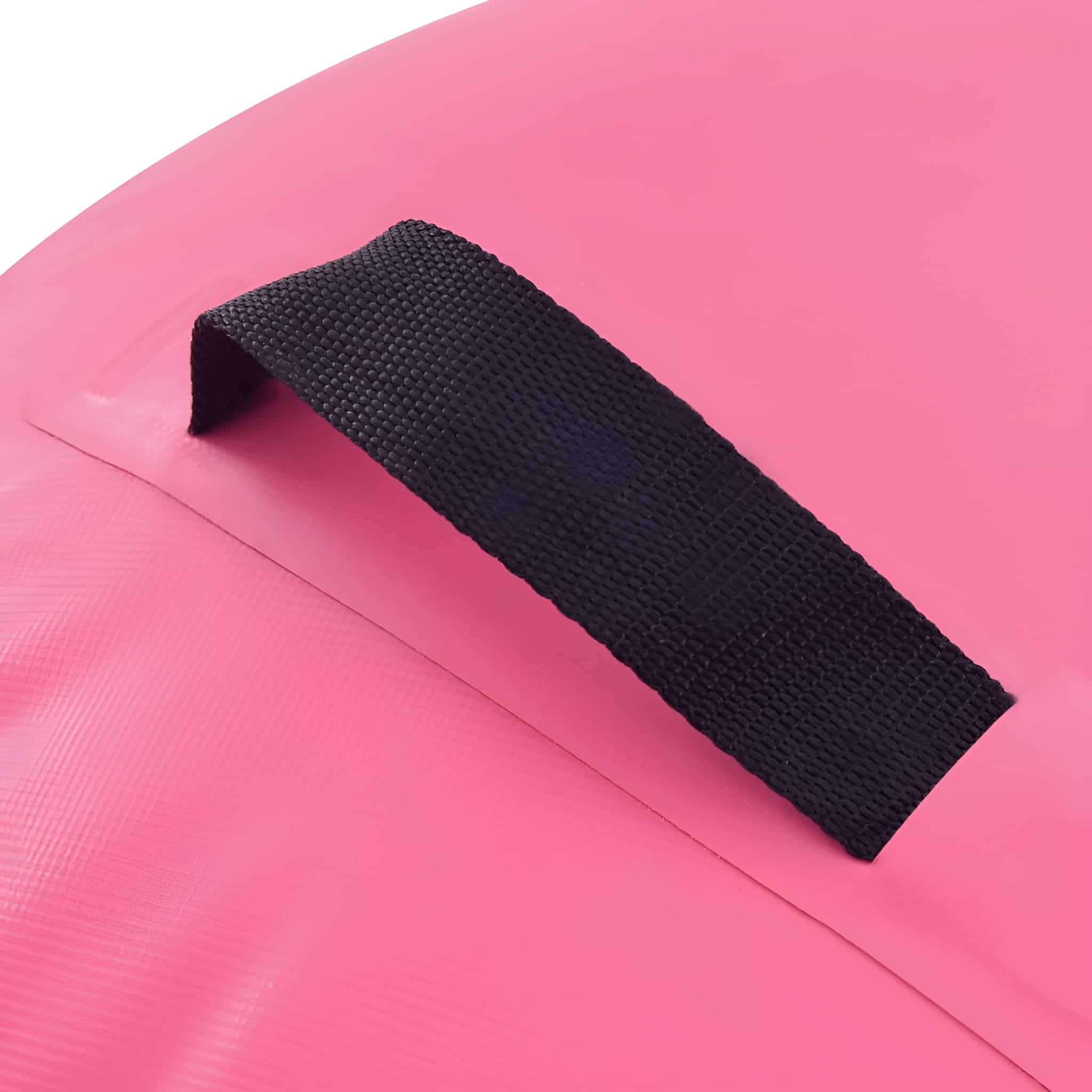 Nahaufnahme einer rosa Stofftasche mit einem schwarzen Griff obenauf genäht.