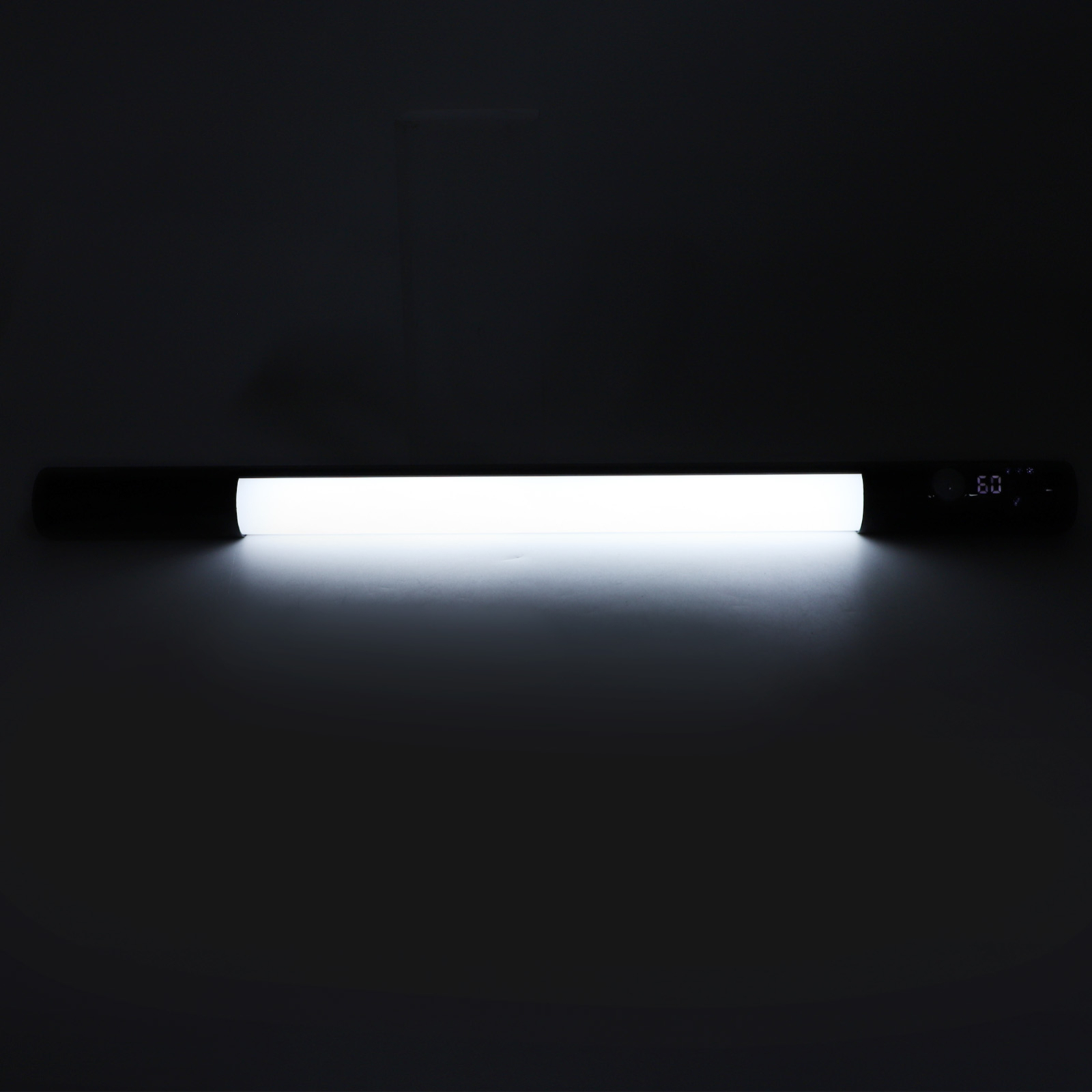 Eine lange, weiße und schwarze LED-Leuchte mit Digitalanzeige, die eine Zahl anzeigt.