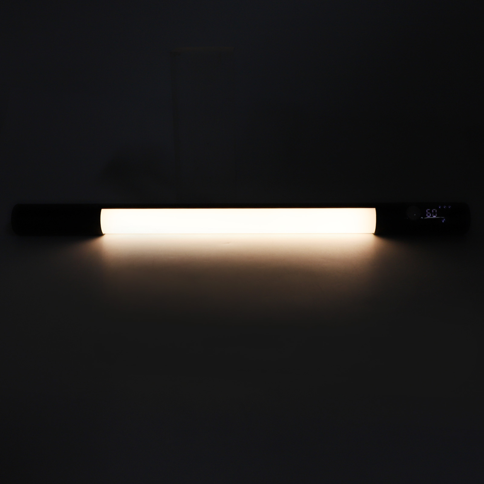 Ein schwarzes langes Licht mit Digitalanzeige auf dunklem Hintergrund.
