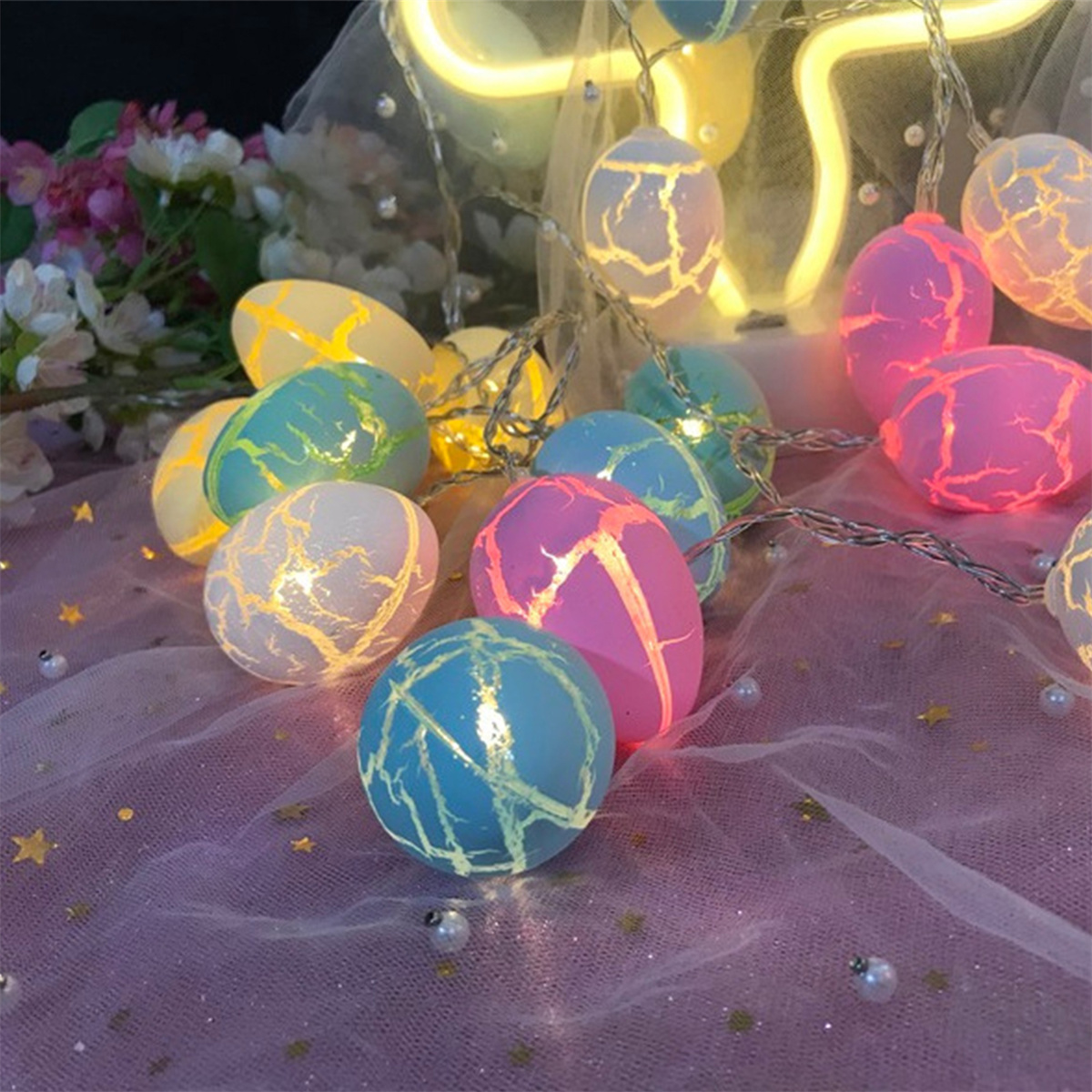 Lichterkette mit eiförmigen Glühbirnen in verschiedenen Farben, warmes Leuchten.
