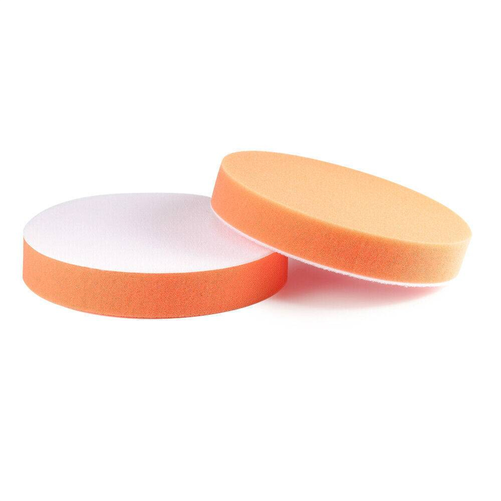 Zwei orangefarbene und weiße Polierpads. Ein Pad liegt auf dem anderen. Isoliert auf Weiß.