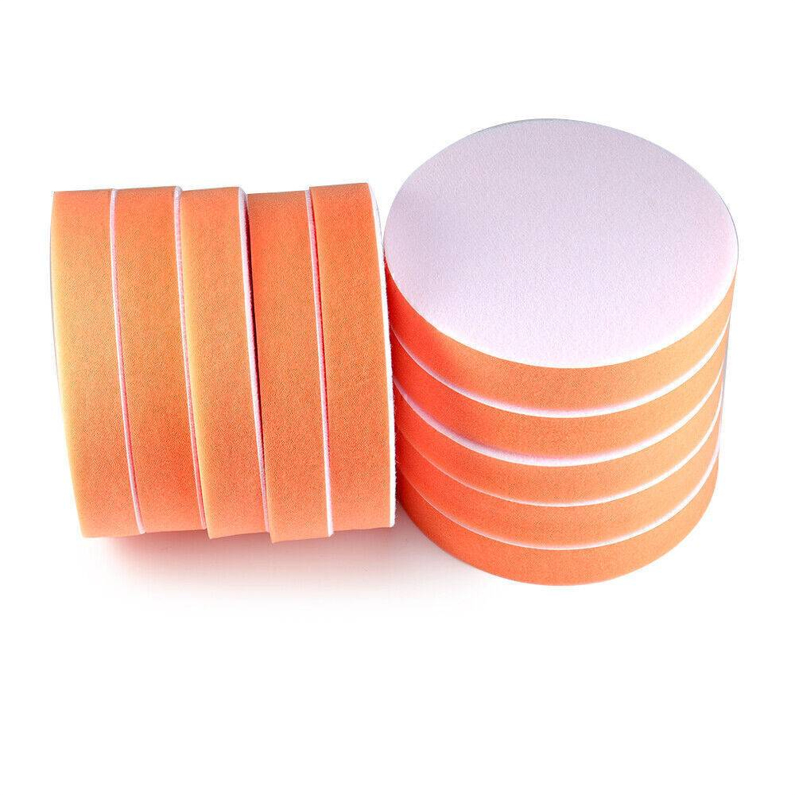 Orange und weiße Polierpads, angeordnet in einem Stapel und einer Reihe. Weißer Hintergrund.