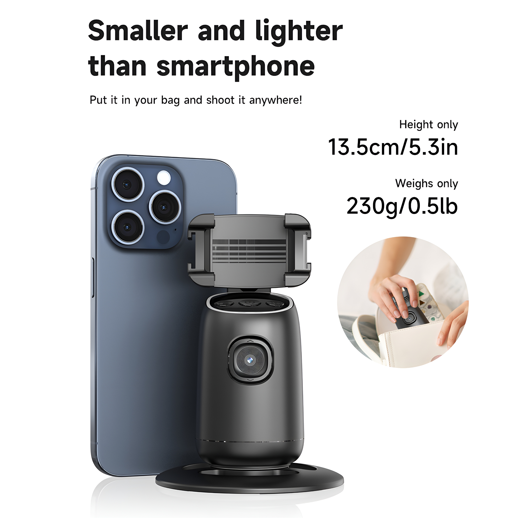 Ein schwarzes Kameragerät neben einem blauen Telefon. Es ist kleiner als ein Smartphone.