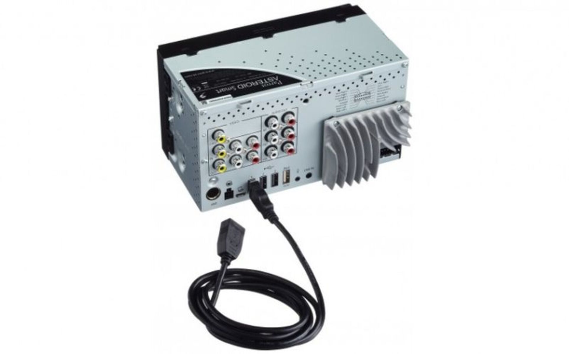 Autoradio-Rückseite mit Anschlüssen und USB-Kabel, weißer Hintergrund.