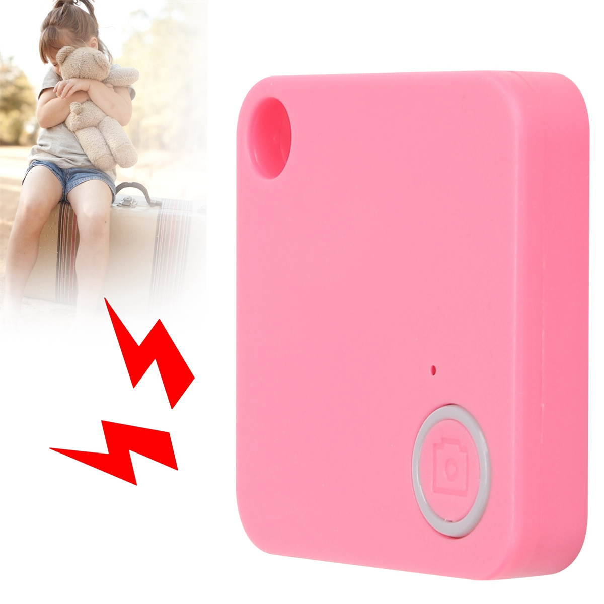 Ein rosa Tracker mit Knopf und rotem Blitzsymbol neben einem Mädchen mit Teddybär.