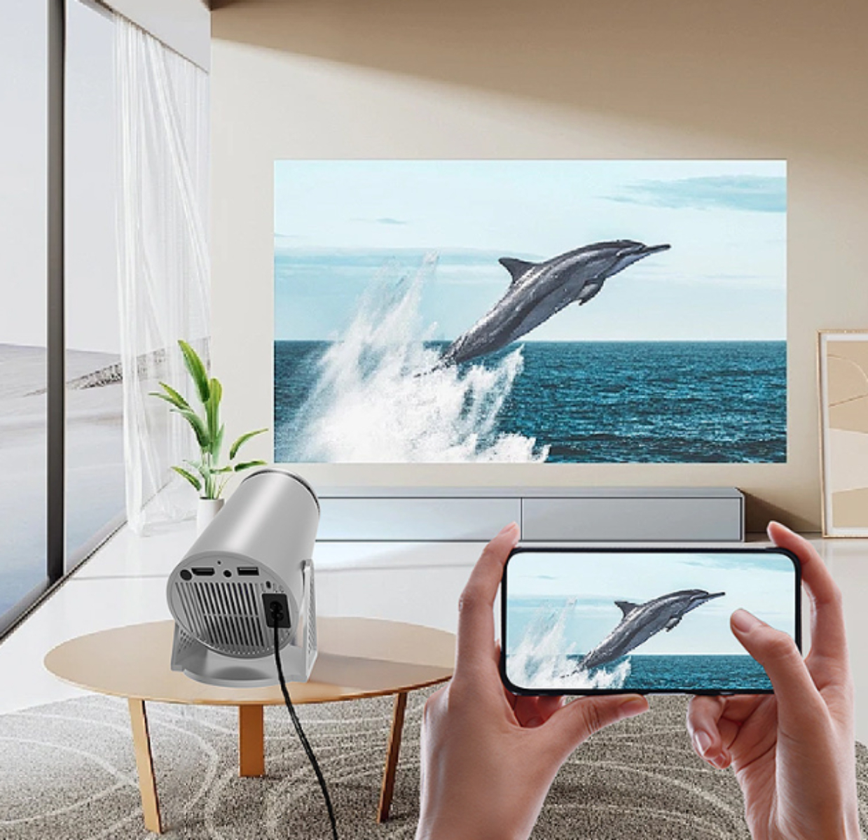 Ein Projektor, der einen springenden Delphin anzeigt. Ein Telefon spiegelt dasselbe Bild wider. Moderne Raumeinstellung.